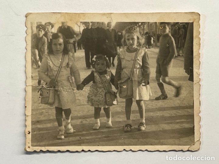 Fotografia antica: BURJASOT. Minuteros fot&oacute;grafos de calle.. Ni&ntilde;as con bolsito.. d&iacute;as de Feria (h.1950?)