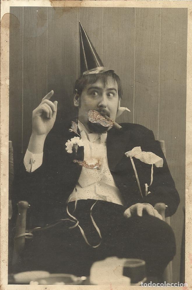 Fotografia antica: Se&ntilde;or con traje y cotill&oacute;n. Fin de a&ntilde;o. 13x9 cm. Tiene manchas.
