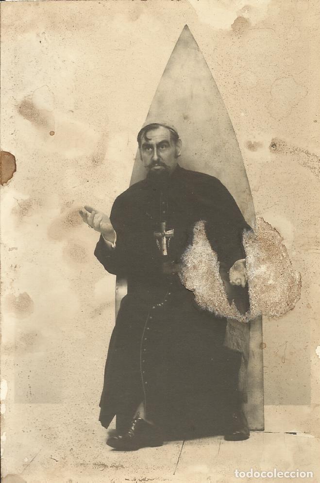 Fotografia antica: Escena religiosa cl&eacute;rigo con cruz. Parece teatral. 9x14 cm. Tiene manchas.