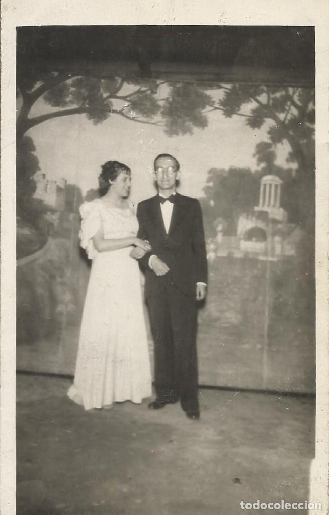 Fotografia antica: Matrimonio con decorado detr&aacute;s. Parece teatral. 9x14 cm.