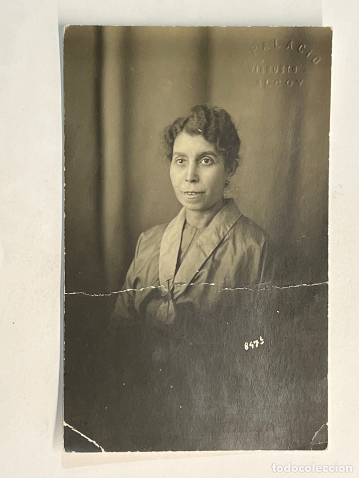 Fotografia antica: ALCOY, fot&oacute;grafo Palacio (huella en seco) Retrato de Se&ntilde;ora&hellip; (h.1930?) doblada&hellip;