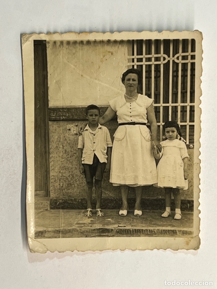 Fotografia antica: MINUTEROS, fot&oacute;grafos de calle.. en la puerta de casa&hellip; d&iacute;as de fiesta (h.1950?)