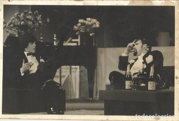 Antique Photography: Obra de Teatro. Ricos burgueses fumando puro y cigarillo y bebiendo champ&aacute;n con traje de etiqueta.