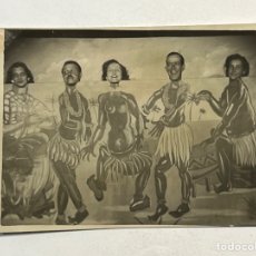 Fotografía antigua: MINUTEROS, FOTÓGRAFOS DE CALLE… TRAMPANTOJO DECORADO DE FERIA… DANZANDO EN LA SELVA (A.1945?)