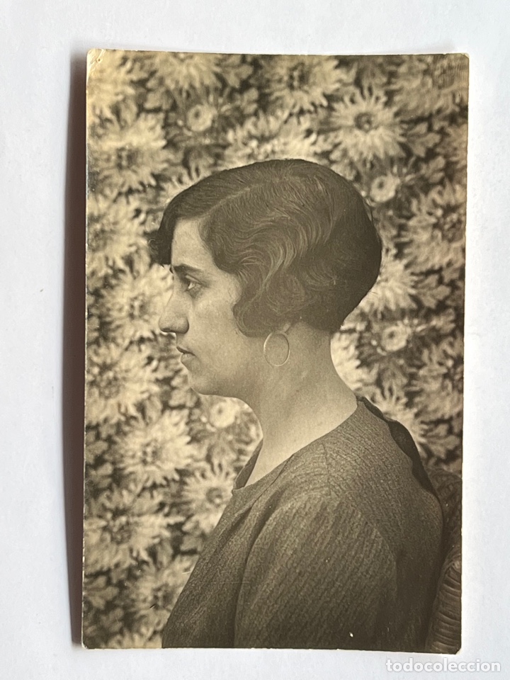 Fotografia antiga: FOTOGRAF&Iacute;A Moderna joven Espa&ntilde;ola con corte de pelo a lo Garccone.. sobre fondo de flores (h.1920?)