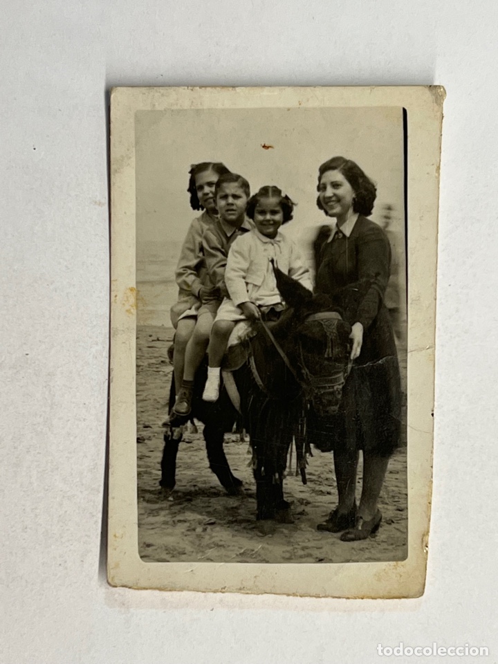 Fotografia antiga: MINUTEROS, fot&oacute;grafos de calle&hellip; en la playa con el fot&oacute;grafo y su peque&ntilde;o poni (h.1950?)