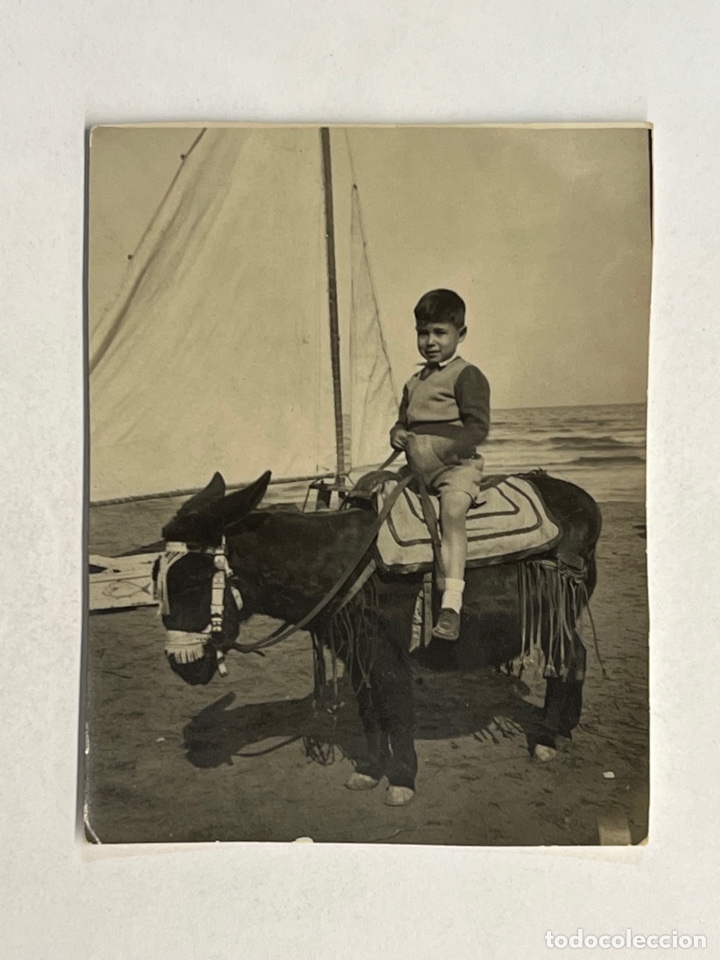 Fotografia antiga: MINUTEROS, fot&oacute;grafos de calle&hellip; en la playa con el fot&oacute;grafo y su peque&ntilde;o poni (h.1950?)