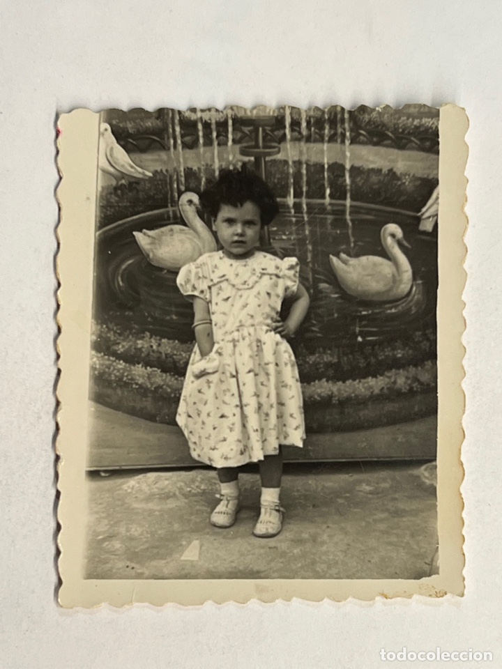 Fotografia antiga: MINUTEROS, fot&oacute;grafos de calle. Trampantojo decorado de Feria.. el estanque con patos (h.1950?)