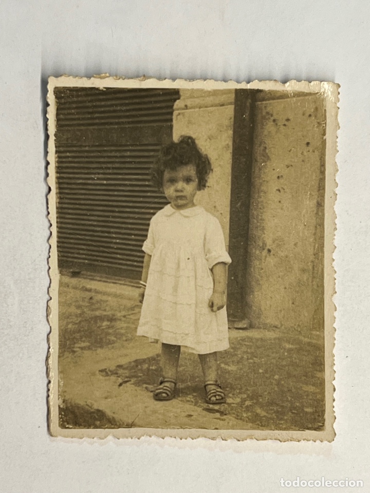 Fotografia antiga: MINUTEROS, fot&oacute;grafos de calle. Ni&ntilde;a con vestido Blanco (h.1950?)