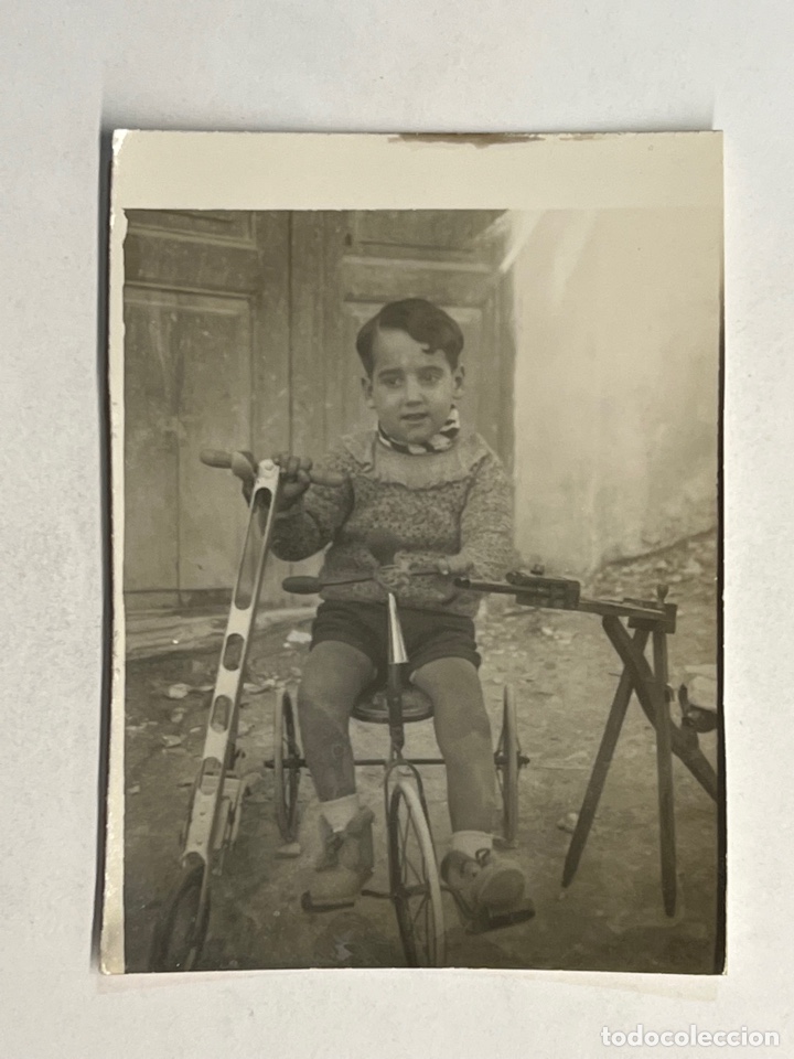 Fotografia antiga: MINUTEROS, fot&oacute;grafos de calle&hellip; Ni&ntilde;o con Triciclo.. patinete&hellip; (h.1950?)
