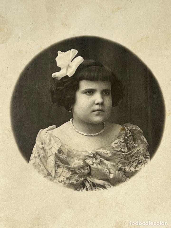Alte Fotografie: FOTOGRAF&Iacute;A. La joven Ni&ntilde;a con Cara de Mayor.. (h.1930?) Med&iacute;das: 8,5 x 13,5 cm.,