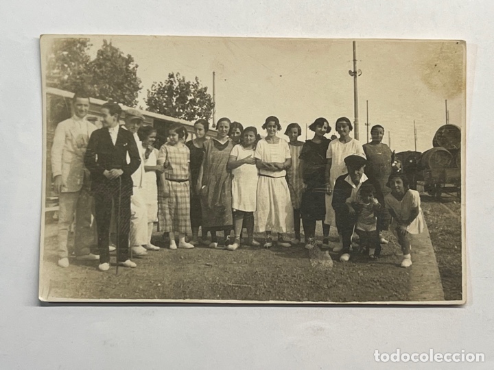 Alte Fotografie: FOTOGRAF&Iacute;A. Visitando las viejas Bodegas.. Grupo de j&oacute;venes.. (h.1920?)