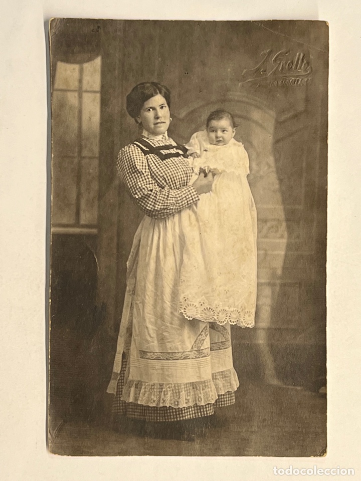 Alte Fotografie: NI&Ntilde;OS, GROLLO, fot&oacute;grafo Valencia. SE&Ntilde;ORA con Beb&eacute; de largo Fald&oacute;n Blanco&hellip; (h.1920?)