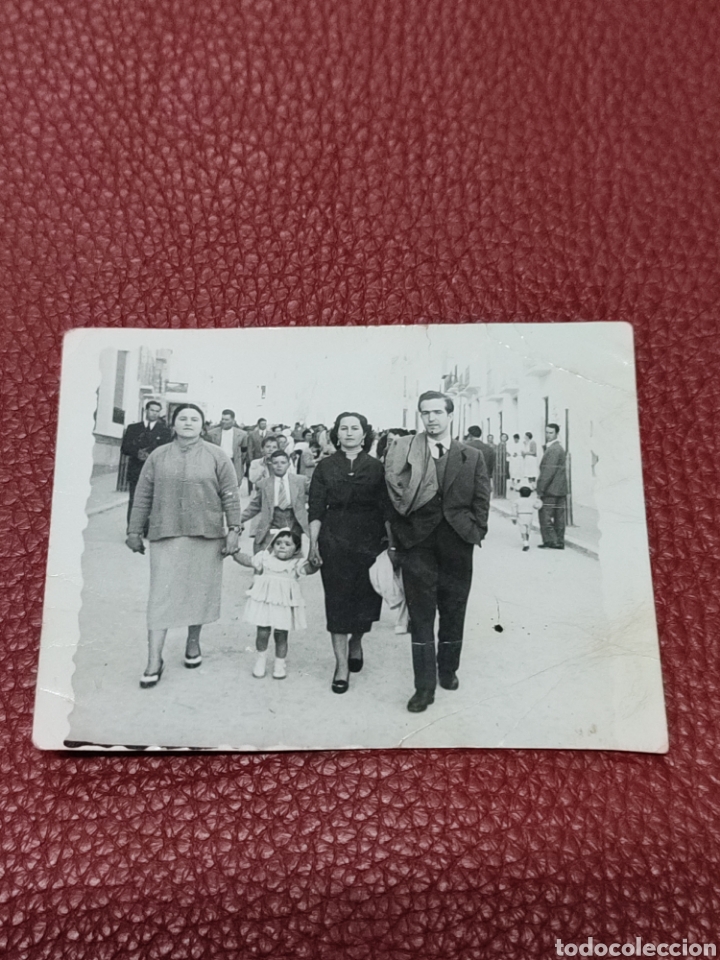 Alte Fotografie: Foto antigua familia caminando en calle