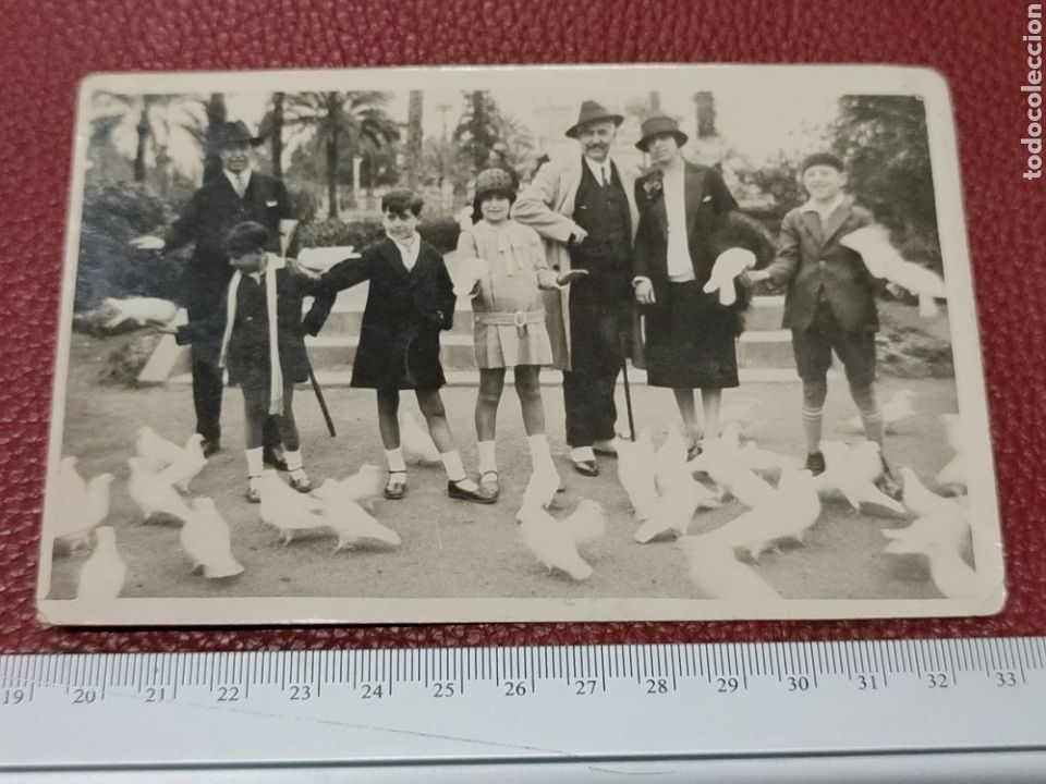 Alte Fotografie: Foto antigua de familia alimentando palomas en parque