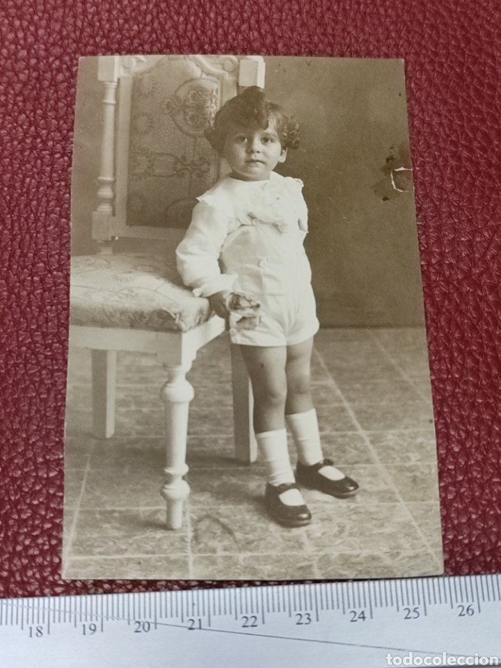 Alte Fotografie: Foto Tarjeta Postal antigua ni&ntilde;a con silla