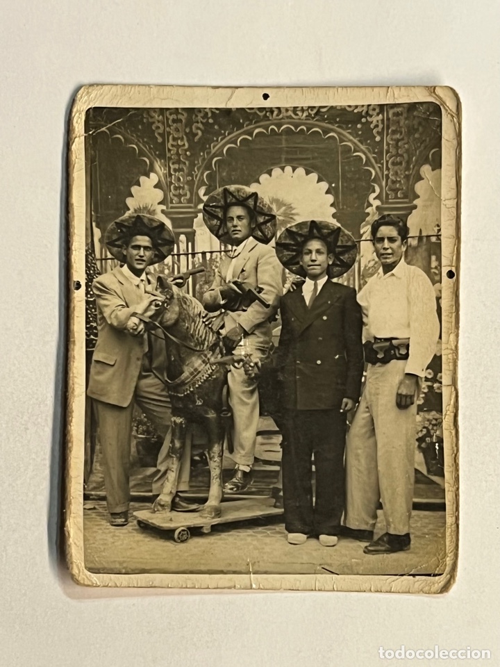 Alte Fotografie: MINUTEROS, fot&oacute;grafos de calle.. Trampantojo o Decorado de Feria.. Los Mariachis.. (h.1945?)