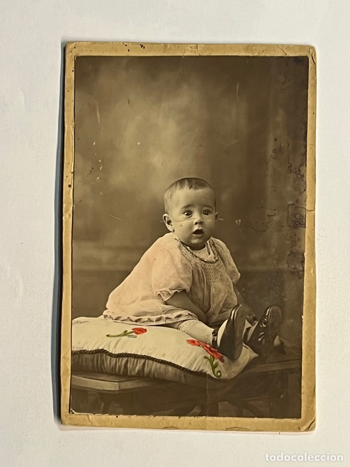Alte Fotografie: NI&Ntilde;OS FOTOGRAF&Iacute;A ANTIGUA. Ni&ntilde;o sobre mullido Almohadon Bordado&hellip; (h.1920?) deslucida&hellip;