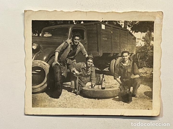 Alte Fotografie: MILITARES. Fotograf&iacute;a antigua.. arreglando un pinchazo del Camion (Marzo de 1953)
