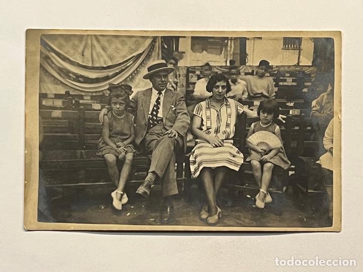 Alte Fotografie: ESPA&Ntilde;A. Fotograf&iacute;a antigua. Familia. Esperando ver pasar la Procesi&oacute;n, el desfile, &hellip; Agosto de 1931