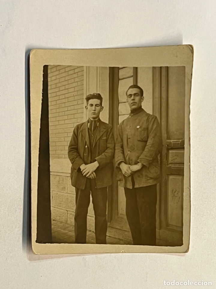 Alte Fotografie: MINUTEROS.., fot&oacute;grafos de calle. Fotograf&iacute;a Botones y Mozo en las puertas del Hotel ? (h.1945?)