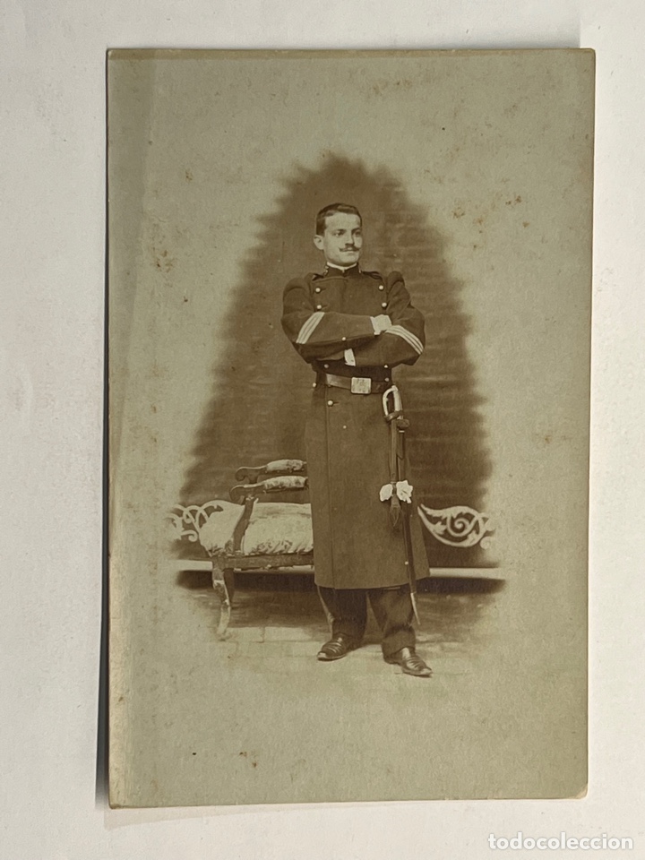 Alte Fotografie: FOTOGRAF&Iacute;A MILITAR CON SABLE. Uniforme de gala. Rgto. de Infanter&iacute;a Saboya No.6 (h.1890?)