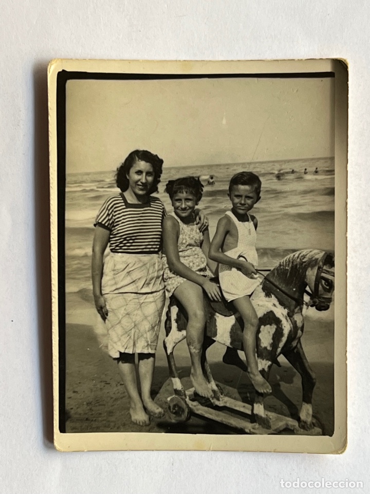 Alte Fotografie: MINUTEROS, fot&oacute;grafos de calle o playa&hellip; en la playa con el caballo de cart&oacute;n (h.1950?)