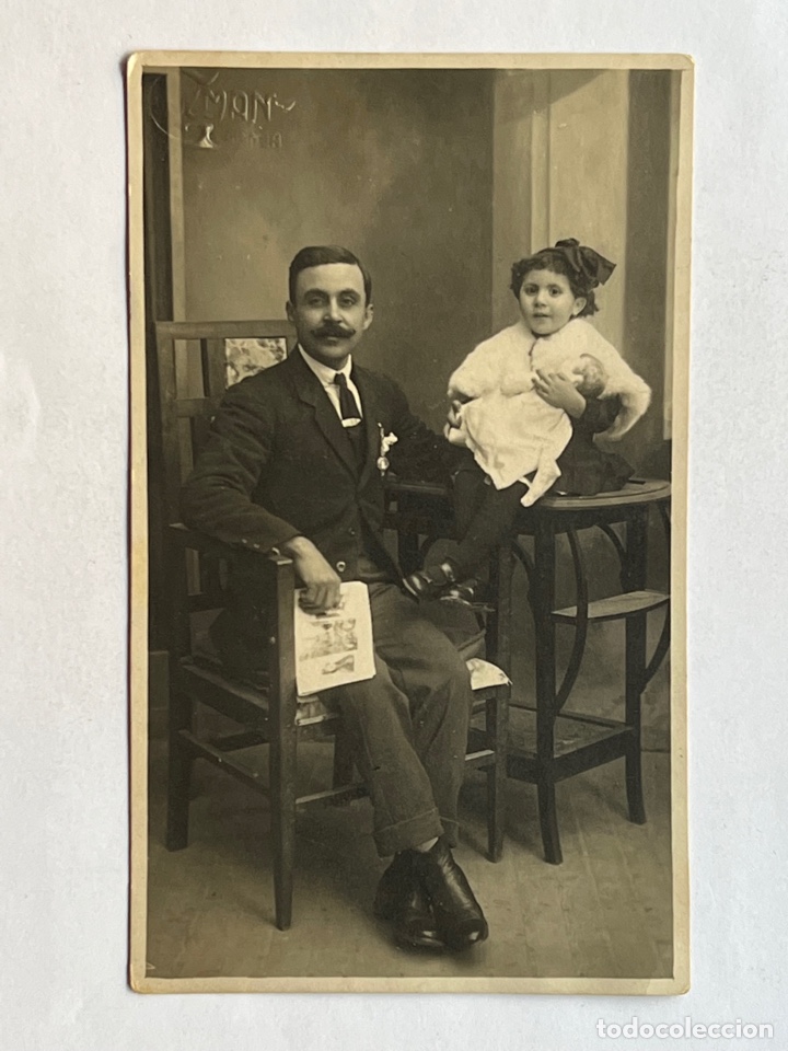Alte Fotografie: FOTO GUZM&Aacute;N VALENCIA. Fotograf&iacute;a del Se&ntilde;or Mart&iacute;nez y su hija.. Retrato de Estudio (h.1920?)