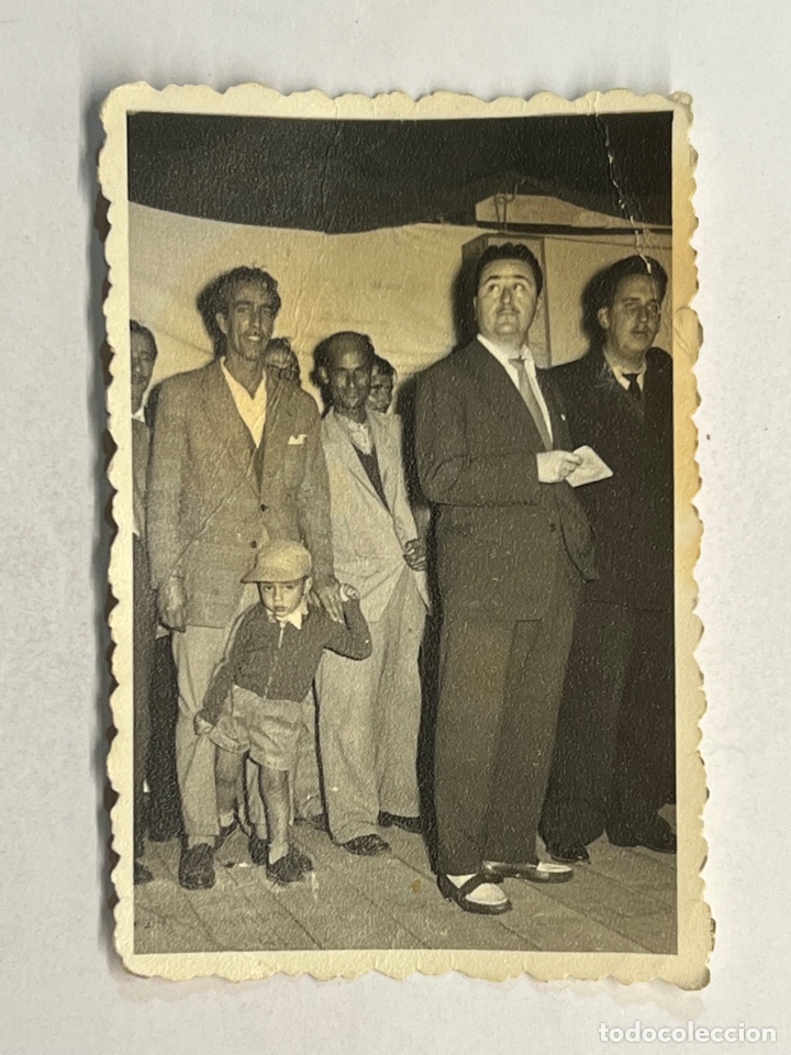 Alte Fotografie: MINUTEROS, fot&oacute;grafos de calle.. en el Teatro&hellip;., (h.1950?) Med&iacute;das: 5,5 x 8,5 cm.,