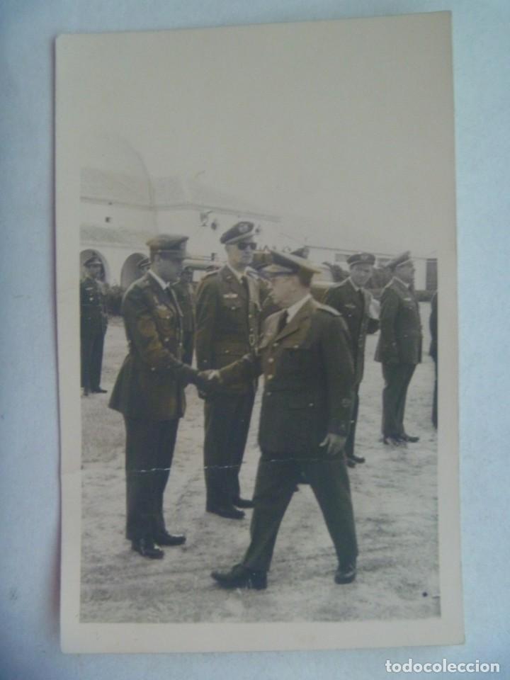 Alte Fotografie: AVIACION : FOTO DE GENERAL SALUDANDO A OFICIALES EN FORMACION