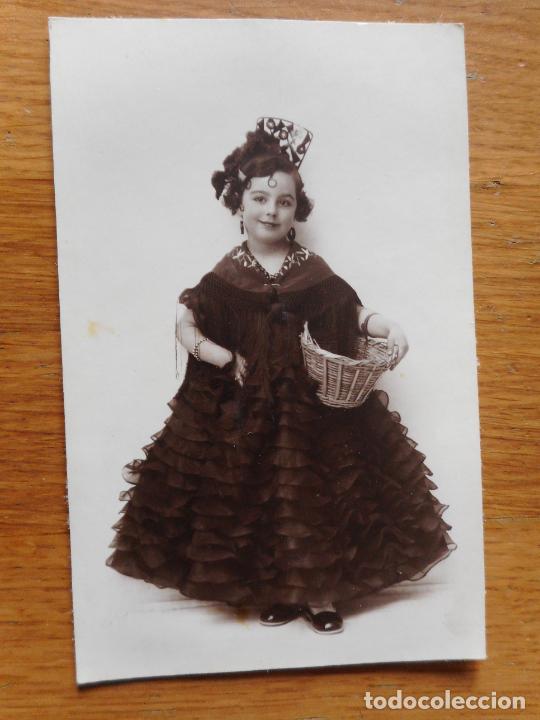 Alte Fotografie: ANTIGUA FOTOGRAFIA.NI&Ntilde;A CON PEINETA Y CESTA DE MIMBRE.A&Ntilde;OS 30?