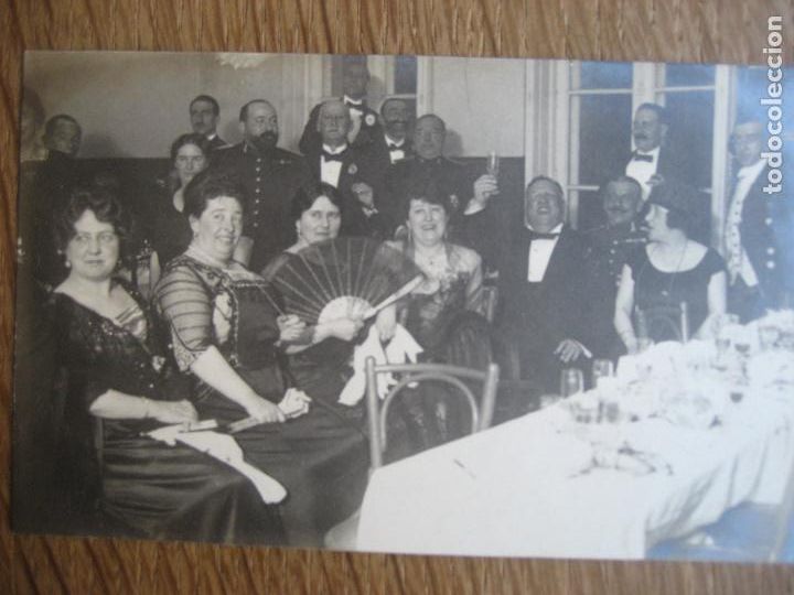 Fotograf&iacute;a antigua: Foto de grupo en sobremesa. Sin identificar. San Sebastian. Photo- Cart&egrave;.