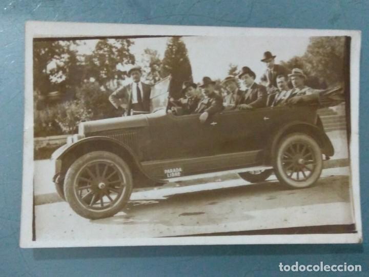 Alte Fotografie: FOTOGRAFIA POSTAL LEONAR CON GRUPO EN COCHE DE EPOCA.