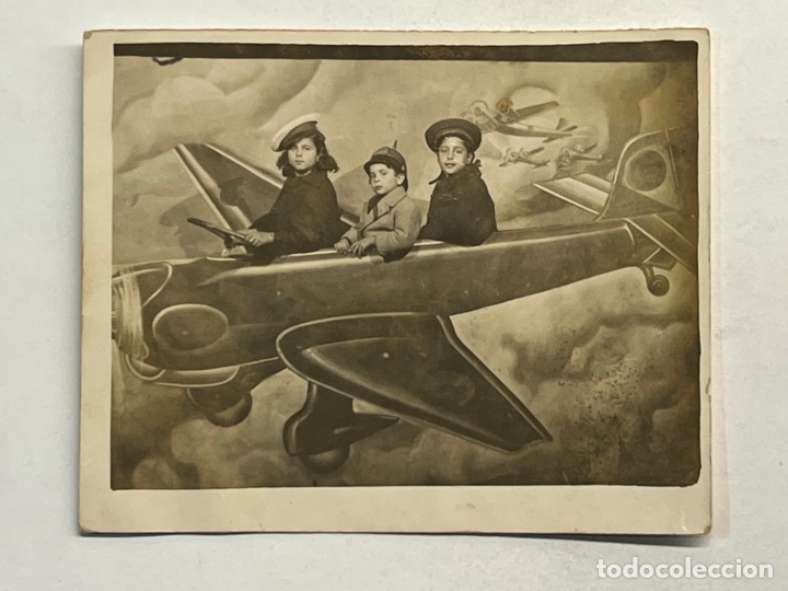 Fotografia antica: MINUTEROS, fot&oacute;grafos de calle.. Trampantojo o decorado de Feria. Volando voy&hellip; (h.1945?)