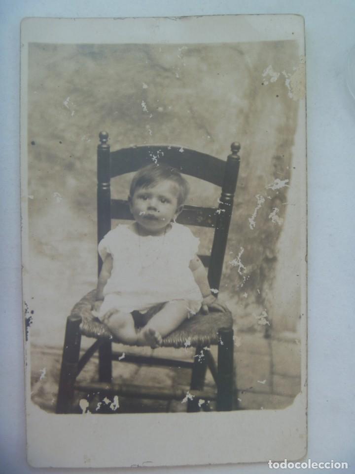 Alte Fotografie: MINUTERO DE FOTOGRAFO CALLEJERO DE NI&Ntilde;O EN SILLA DE ENEA, PRINCIPIOS DE SIGLO