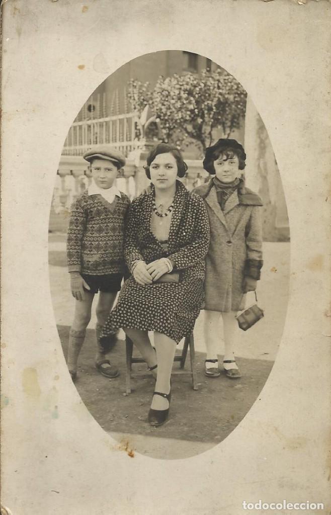 Alte Fotografie: Madre con chaqueta y falda corta y ni&ntilde;os a su lado. A&ntilde;os 1920. En mandorla. 14x9 cm.