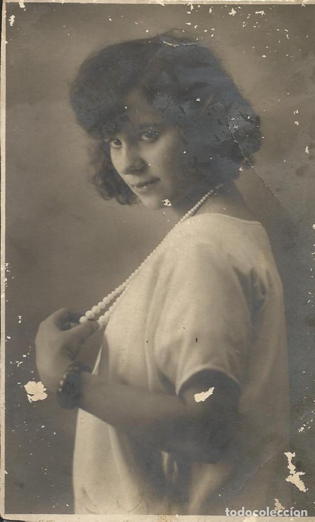 Alte Fotografie: Mujer con colgante de perlas. 1923. 14x9 cm. Presenta p&eacute;rdidas. Fotograf&iacute;a.