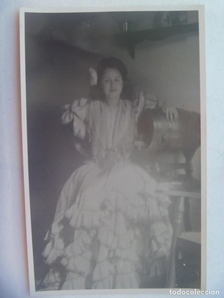 Fotografia antica: FOTO DE FERIA : SE&Ntilde;ORITA VESTIDA DE FLAMENCA Y BARRILITO DE VINO. A&Ntilde;O 40
