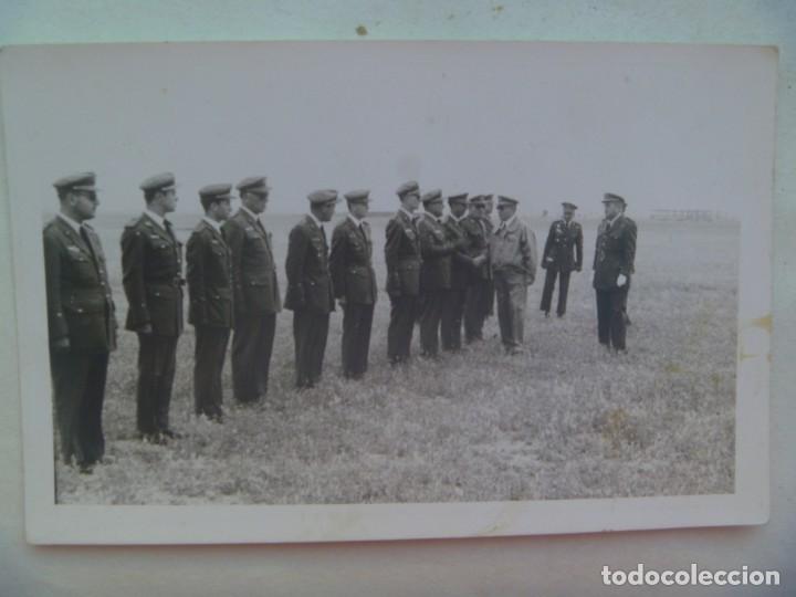 Fotografia antica: AVIACION : FOTO DE GENERAL ( CON CHUPA DE VUELO ) SALUDANDO A OFICIALES EN FORMACION