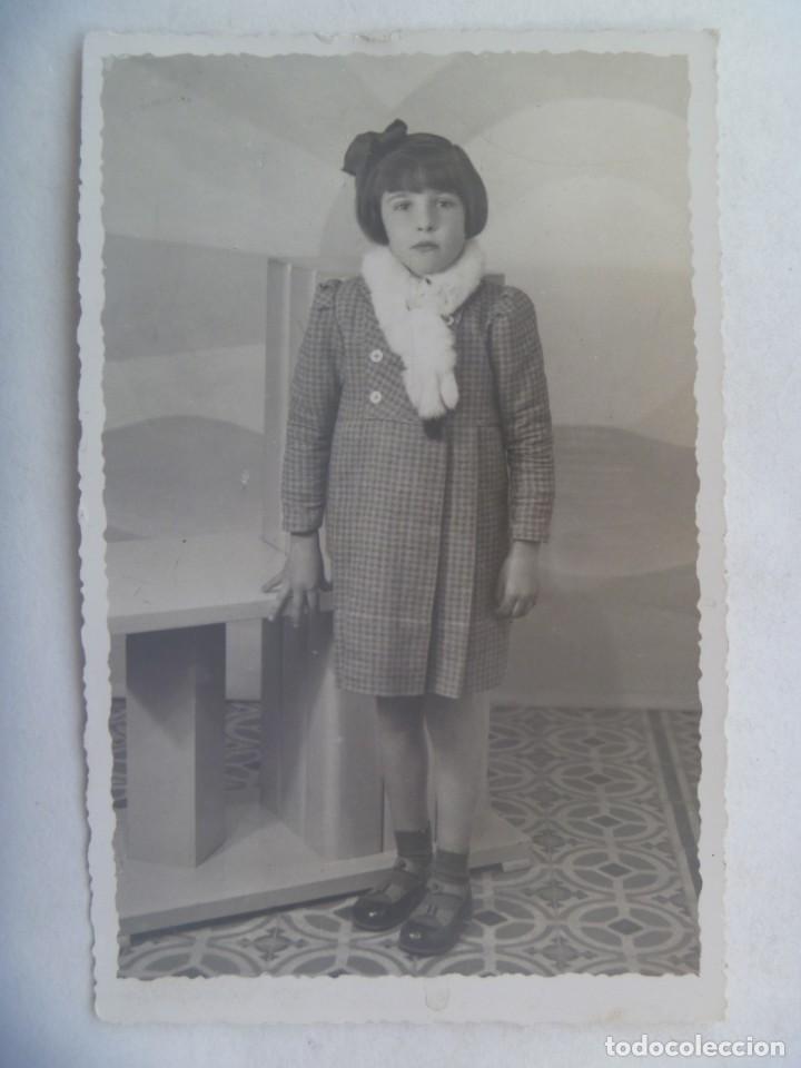 Fotografia antica: PRECIOSA FOTO DE ESTUDIO DE NI&Ntilde;A CON ARMILLO EN EL CUELLO