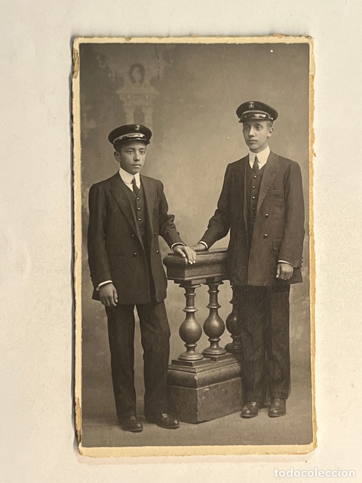 Fotografia antica: FOTOGRAF&Iacute;A. J&oacute;venes Ordenanzas&hellip; (h.1920?) Med&iacute;das: 7,5 x 13 cm.