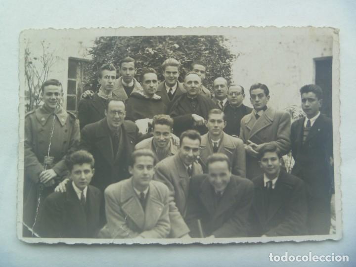 Fotografia antica: FOTO DE JOVENES ( UNO MILITAR ) CON RELIGIOSOS , EJERCICIOS ESPIRITUALES. A&Ntilde;OS 40