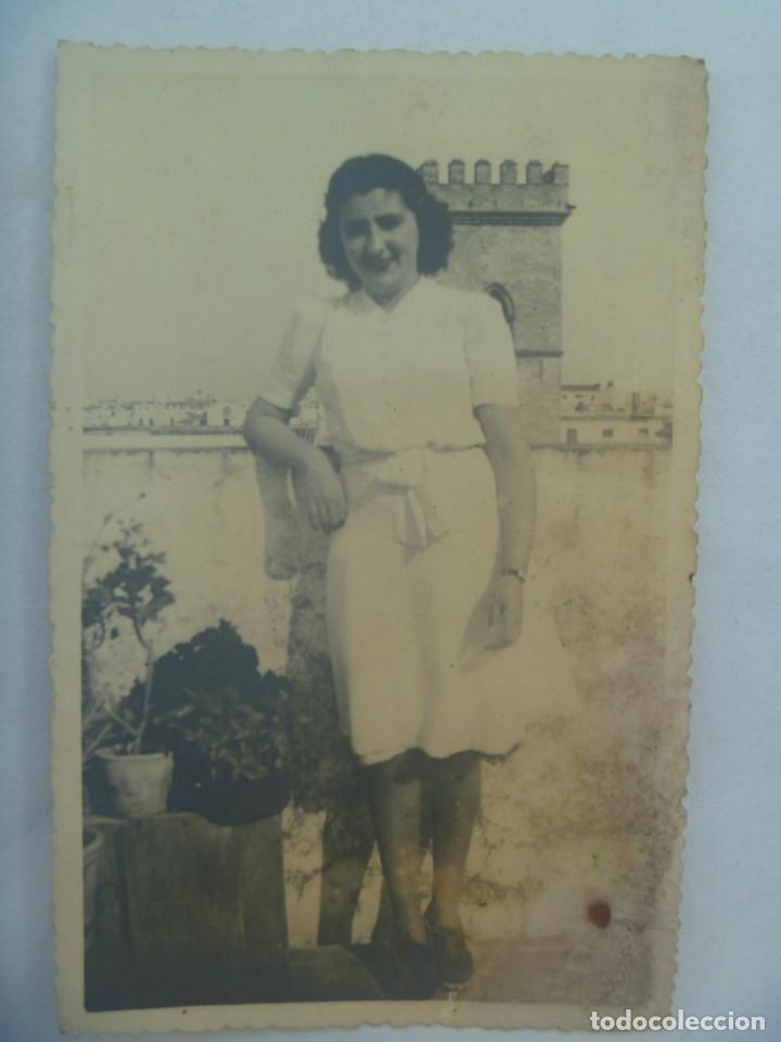 Fotografia antica: FOTO DE MUJER POSANDO EN LA AZOTEA, AL FONDO LA TORRE DE DON FABRIQUE