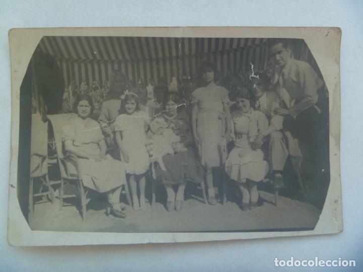 Fotografia antica: MINUTERO DE FOTOGRAFO DE FERIA : FAMILIA EN LA CASETA . &iexcl; ROTA Y PEGADA !!!