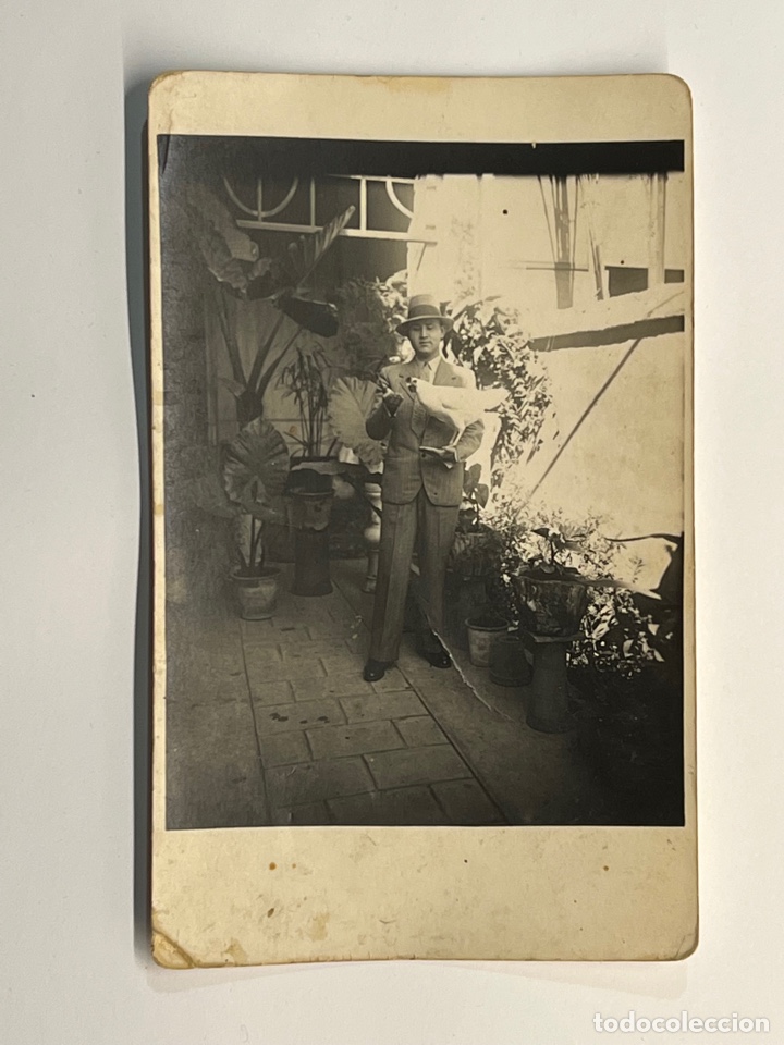 Fotografia antica: LA CUBA DE FULGENCIO BATISTA.. Fotograf&iacute;a Se&ntilde;or dando de comer a su Gallina.. (a.1939)