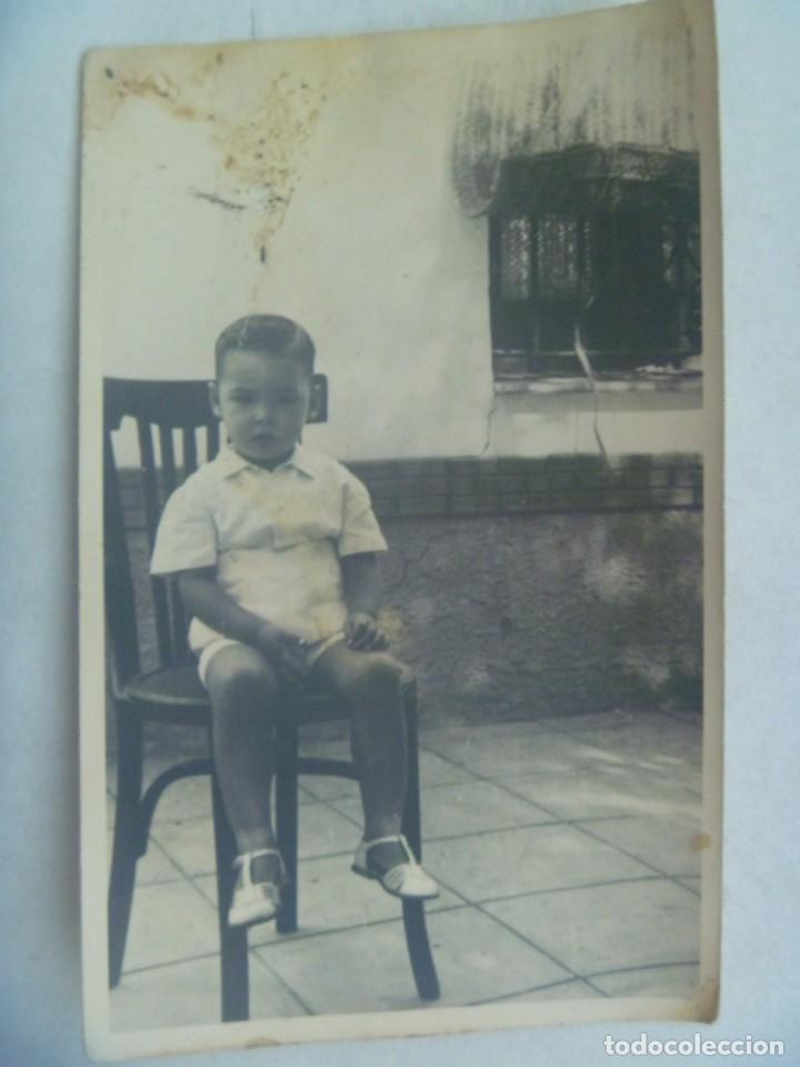 Fotografia antica: FOTO DE NI&Ntilde;O PEQUE&Ntilde;O CON PANTALON CORTO SENTADO EN UNA SILLA