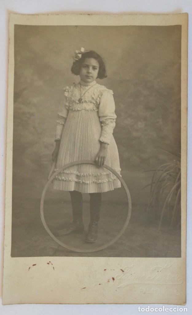 Fotografia antica: NI&Ntilde;A CON ARO PRINCIPIO S XX