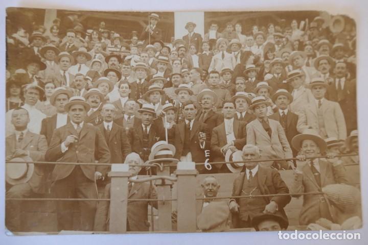 Fotografia antica: INTERESANTE POSTAL PUBLICO PLAZA DE TOROS PRINCIPIO S XX- ESCRITA EN 1922