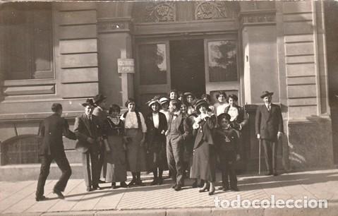 Antique Photography: postal fotografica - ++ &iquest; la reconoce ?++ grupo celebraci&oacute;n comuni&oacute;n ? foto en la puerta -a&ntilde;os 20/30
