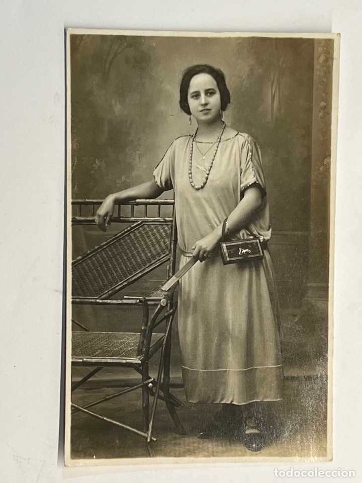 Antique Photography: FOTOGRAF&Iacute;A. La joven del bolso negro (h.1920?) Med&iacute;das: 8 x 13 cm.,